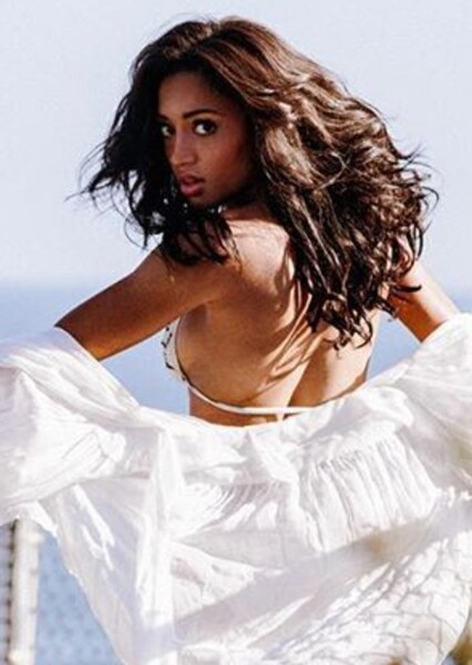 Samantha Logan photo