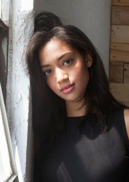 Samantha Logan photo