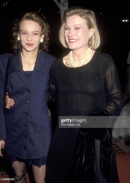 Samantha Mathis photo