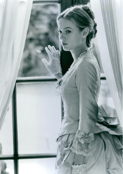 Samantha Mathis photo