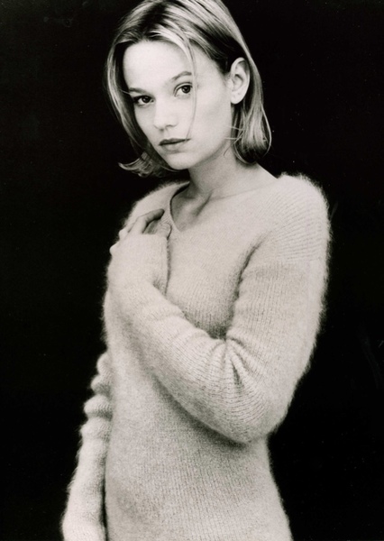 Samantha Mathis photo