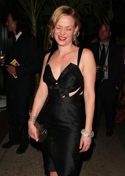 Samantha Mathis photo