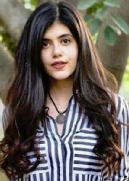 Sanjana Sanghi photo