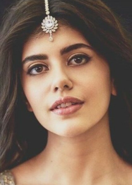 Sanjana Sanghi photo