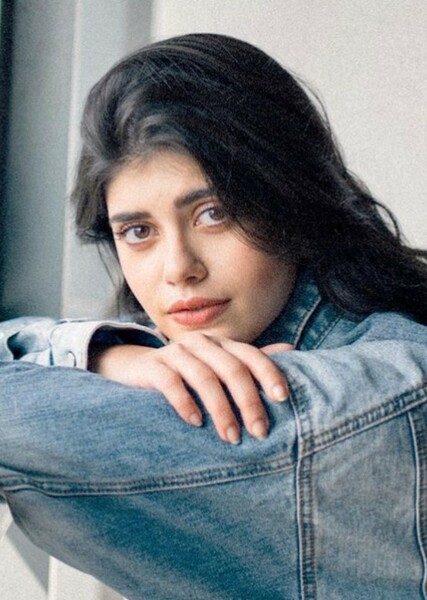 Sanjana Sanghi photo
