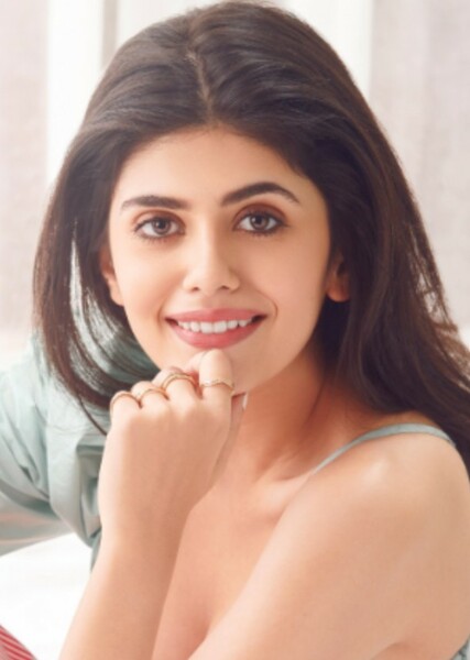 Sanjana Sanghi photo