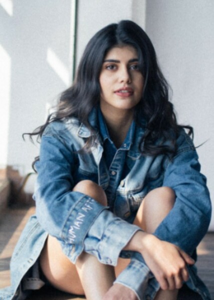 Sanjana Sanghi photo