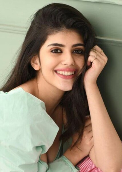 Sanjana Sanghi photo