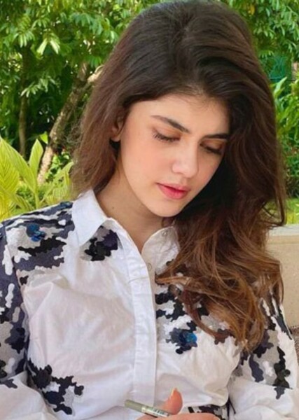 Sanjana Sanghi photo