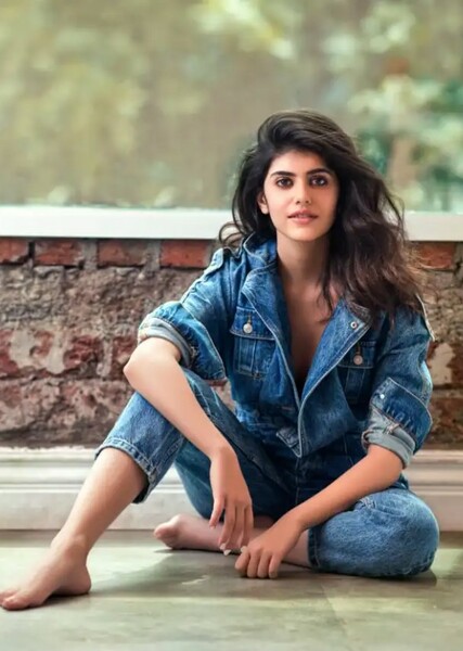 Sanjana Sanghi photo