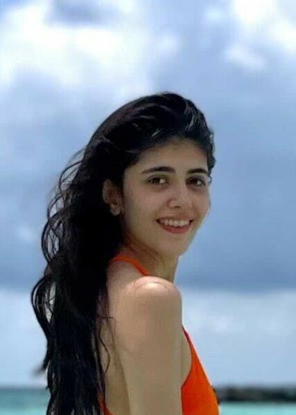 Sanjana Sanghi photo