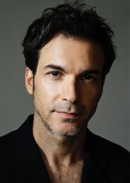 Santiago Cabrera photo