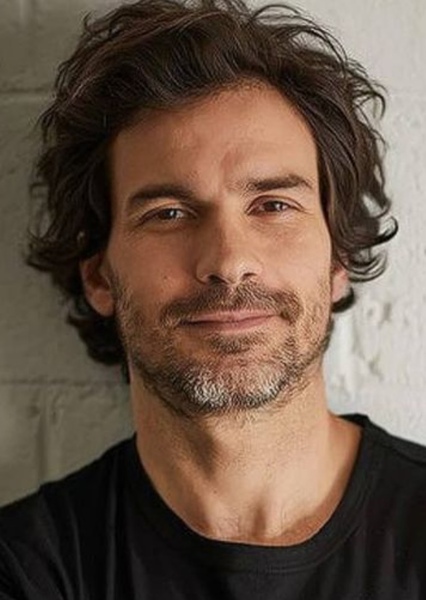 Santiago Cabrera photo