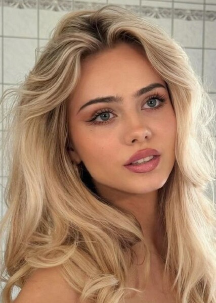 Sara Crumbleleg photo