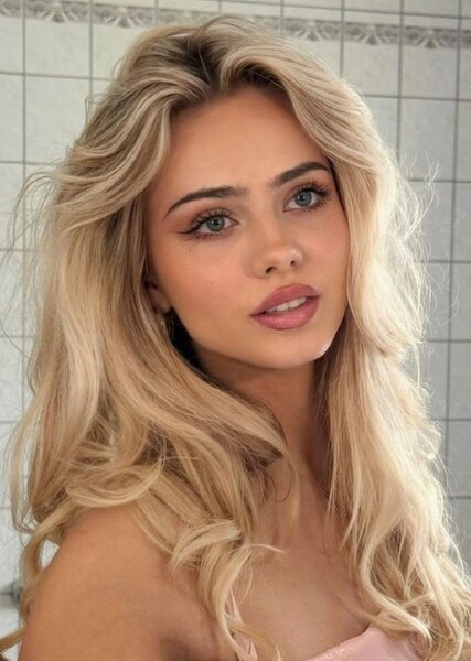 Sara Crumbleleg photo