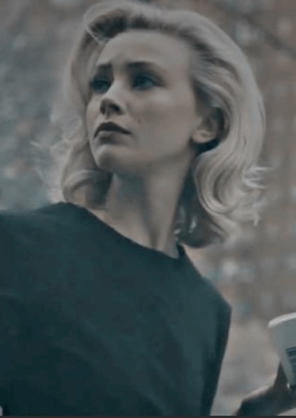 Sarah Gadon photo