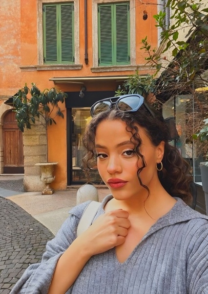 Sarah Jeffery photo