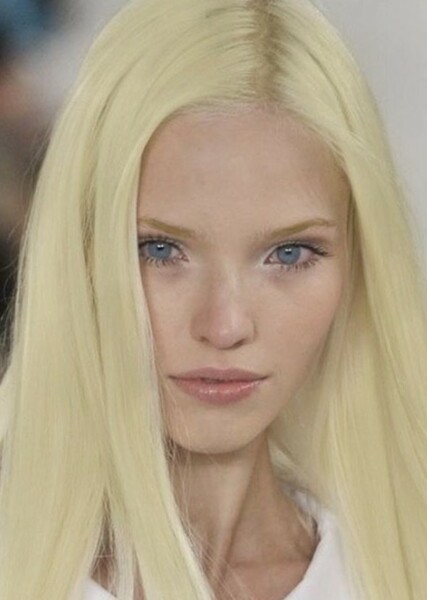 Sasha Luss photo