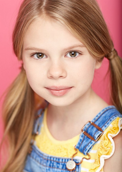 Scarlett Fernandez photo