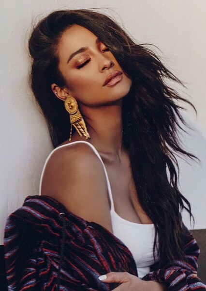 Shay Mitchell photo