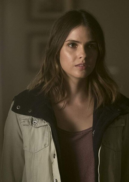Shelley Hennig photo