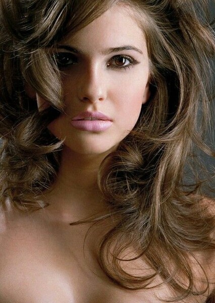 Shelley Hennig photo