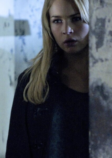 Shelley Hennig photo