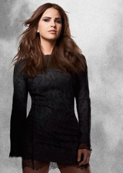 Shelley Hennig photo