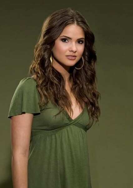 Shelley Hennig photo