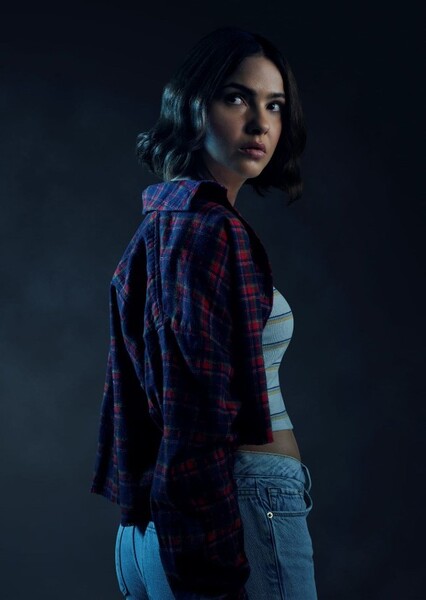 Shelley Hennig photo
