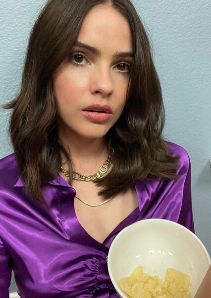 Shelley Hennig photo