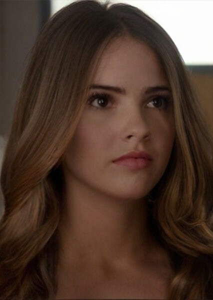 Shelley Hennig photo