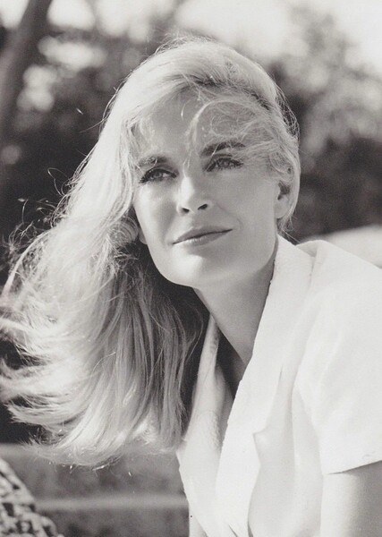 Shirley Eaton photo