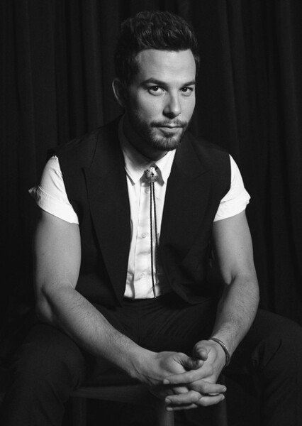 Skylar Astin photo