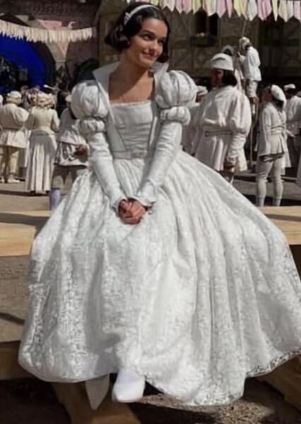 Snow White (Rachel Zegler)