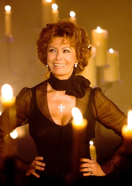 Sophia Loren as Isabella Rossellini in The 97th Academy Awards (2005)