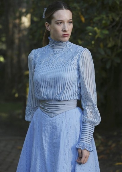 Sophie Lowe photo