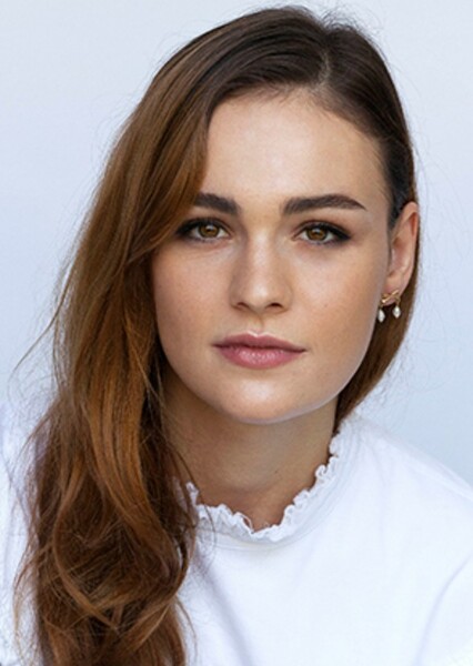 Sophie Skelton photo