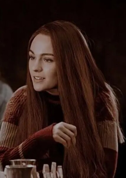 Sophie Skelton photo