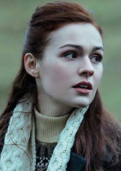 Sophie Skelton photo