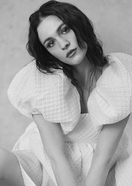 Sophie Skelton photo
