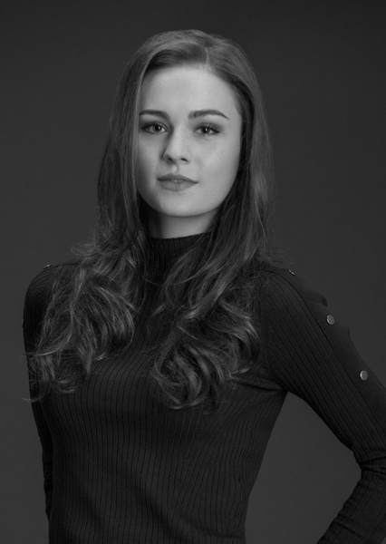 Sophie Skelton photo