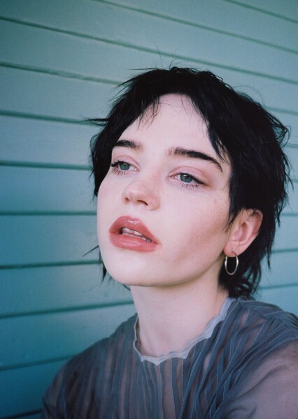 Sophie Thatcher photo