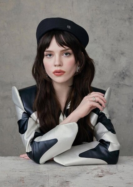 Sophie Thatcher photo