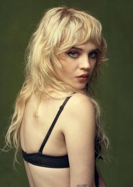 Sophie Thatcher photo