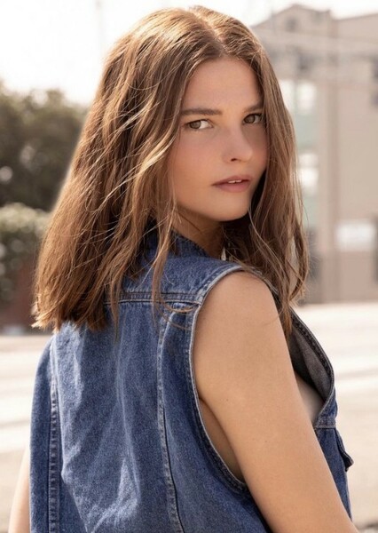 Stefanie Scott photo