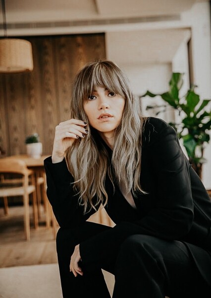 Suki Waterhouse photo