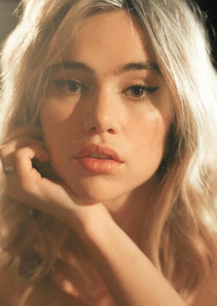 Suki Waterhouse photo