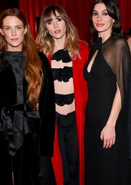 Suki Waterhouse photo