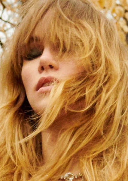 Suki Waterhouse photo
